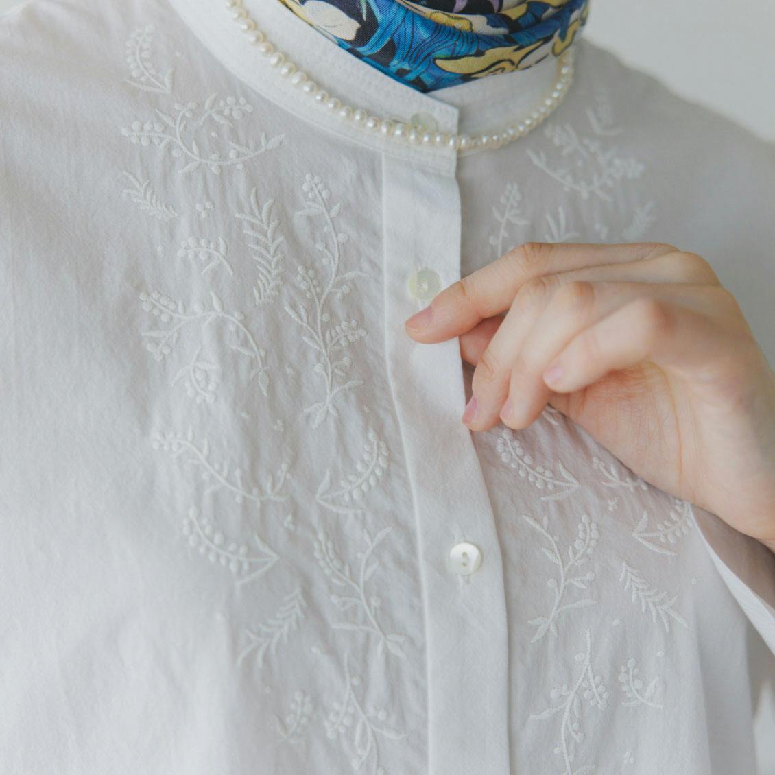 やわらかに、凛と」すずらん揺れる刺繍ブラウス / ホワイト、ブラック