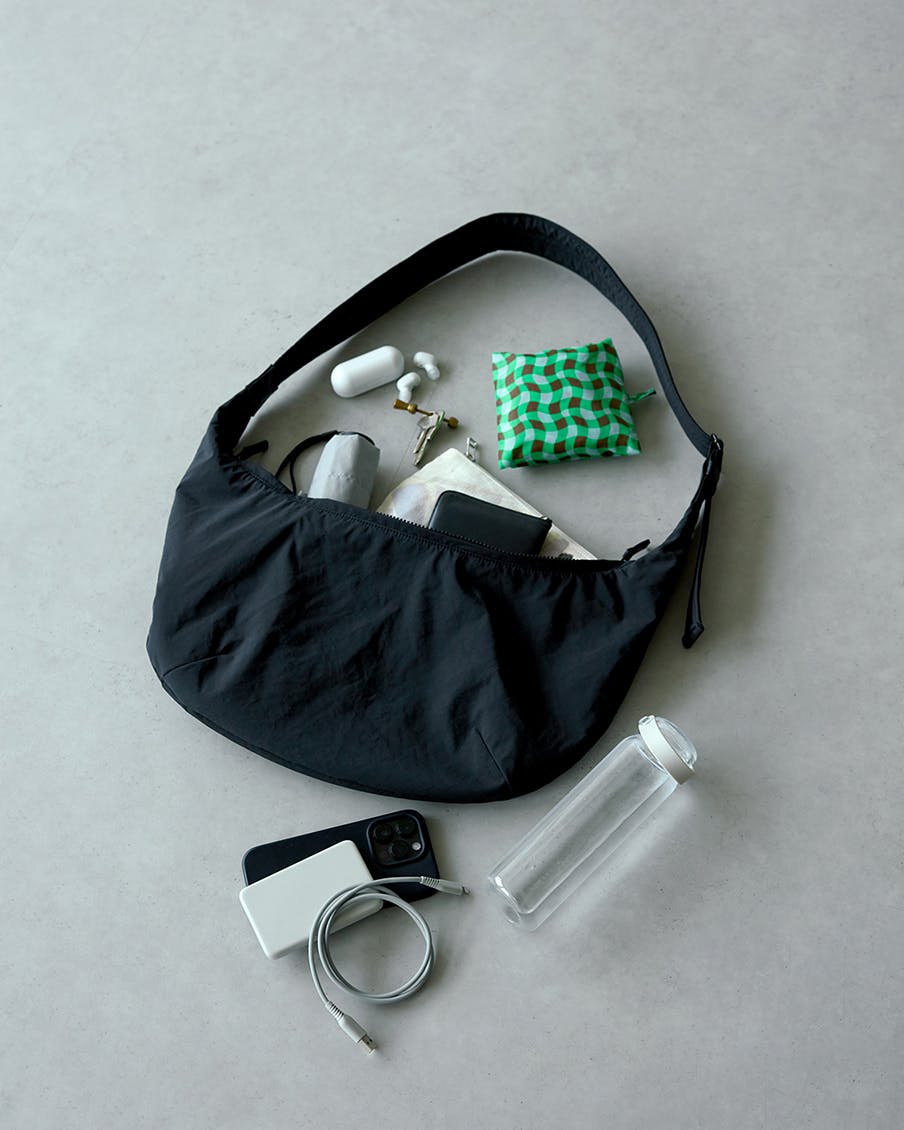 軽やかに、ちゃんと収まる」ムーン型のクロスボディバッグ - 北欧