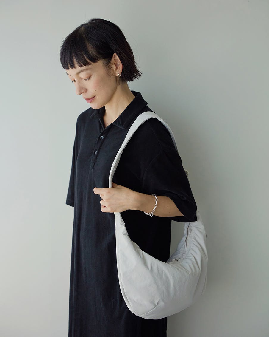 軽やかに、ちゃんと収まる」ムーン型のクロスボディバッグ - 北欧