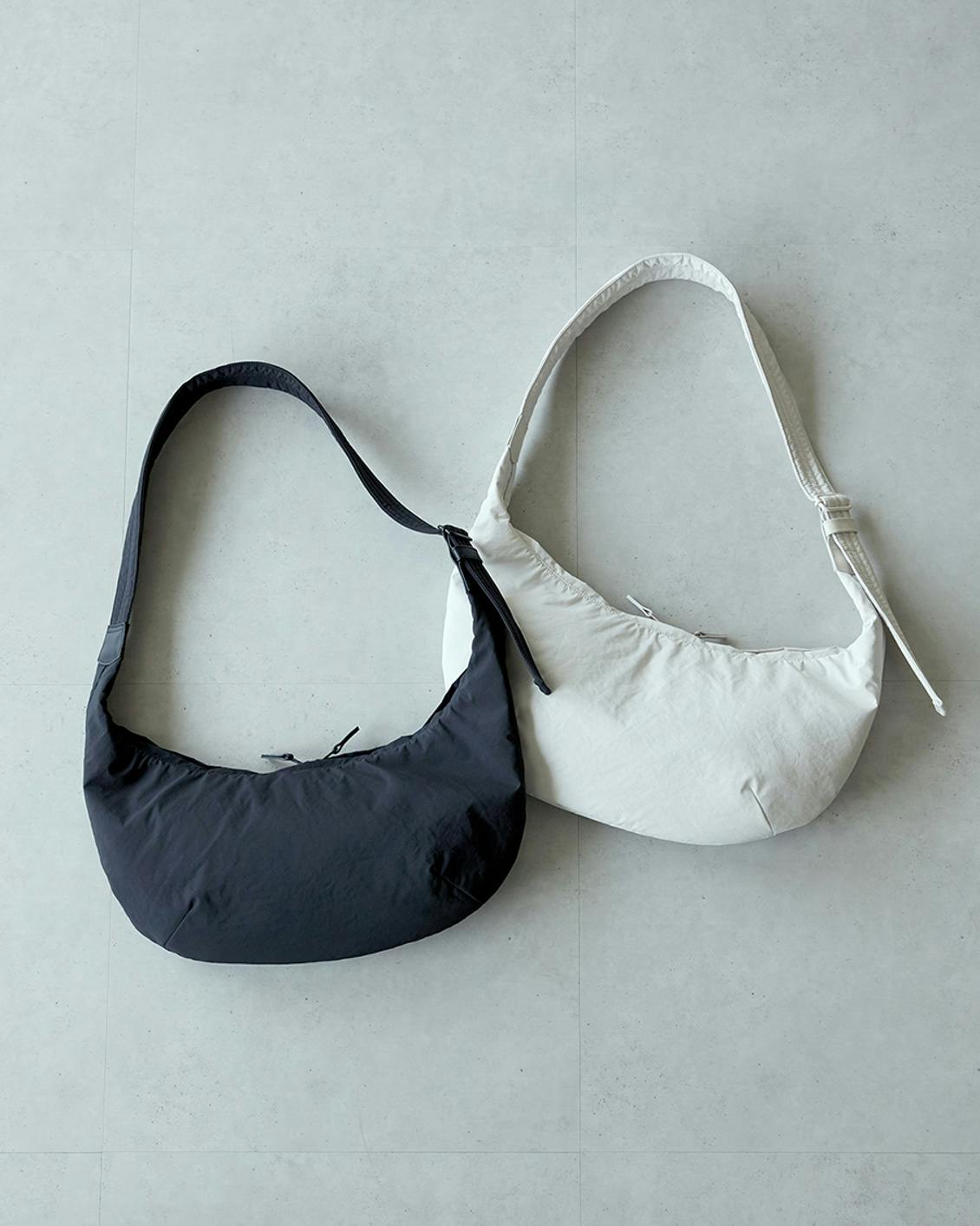 軽やかに、ちゃんと収まる」ムーン型のクロスボディバッグ - 北欧