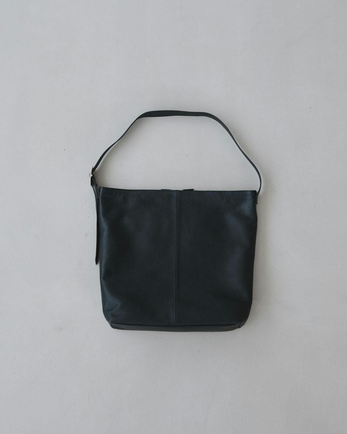 オンオフ頼れる、レザーのショルダーバッグ - 北欧、暮らしの道具店