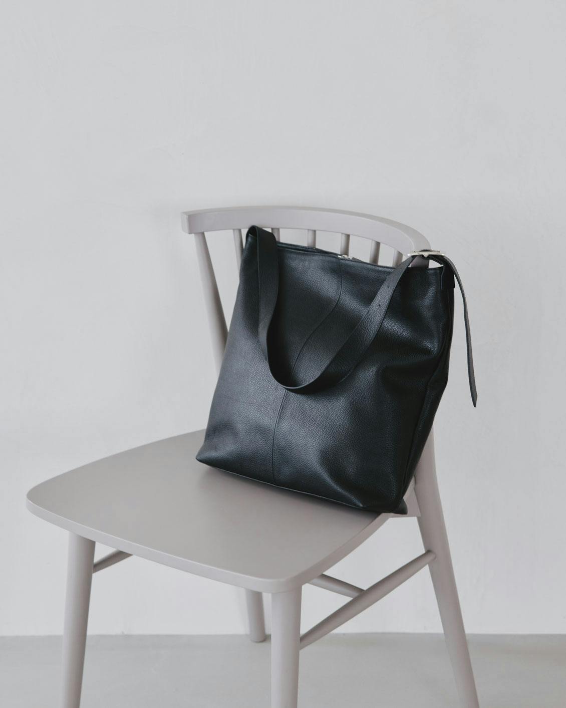 オンオフ頼れる、レザーのショルダーバッグ - 北欧、暮らしの道具店