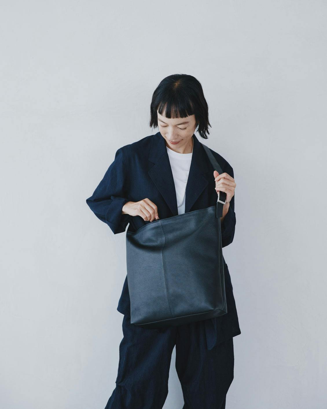 オンオフ頼れる、レザーのショルダーバッグ - 北欧、暮らしの道具店