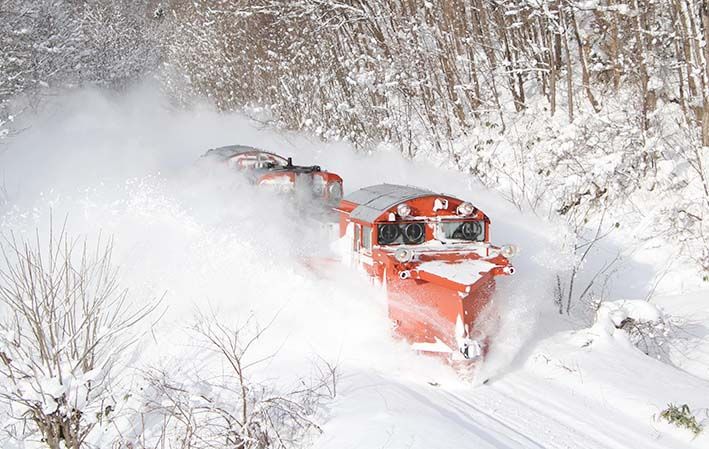 豪快に雪を跳ね飛ばす・ラッセル列車が運転中【名寄・美深】 | 北海道