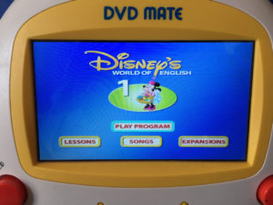 ストレートプレイ」の内容！映像で言葉の理解を深めるDWE教材｜Holoholo