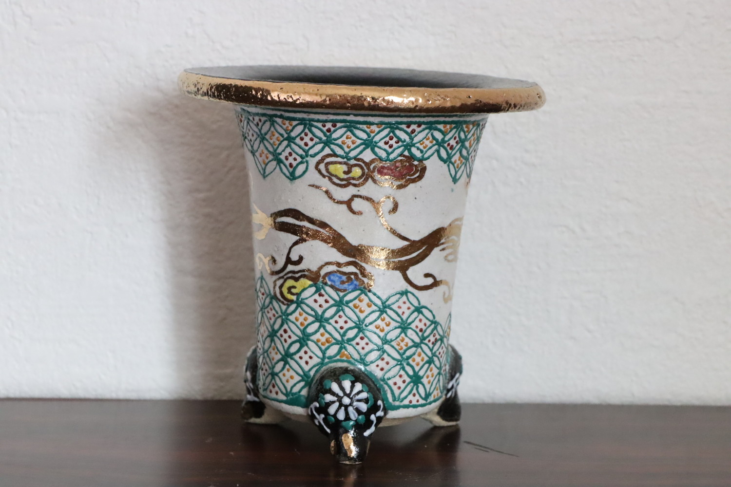 豊明園 / 2042,白地七宝古代金竜 万年青楽鉢 外形約9.7cm 利山サイン