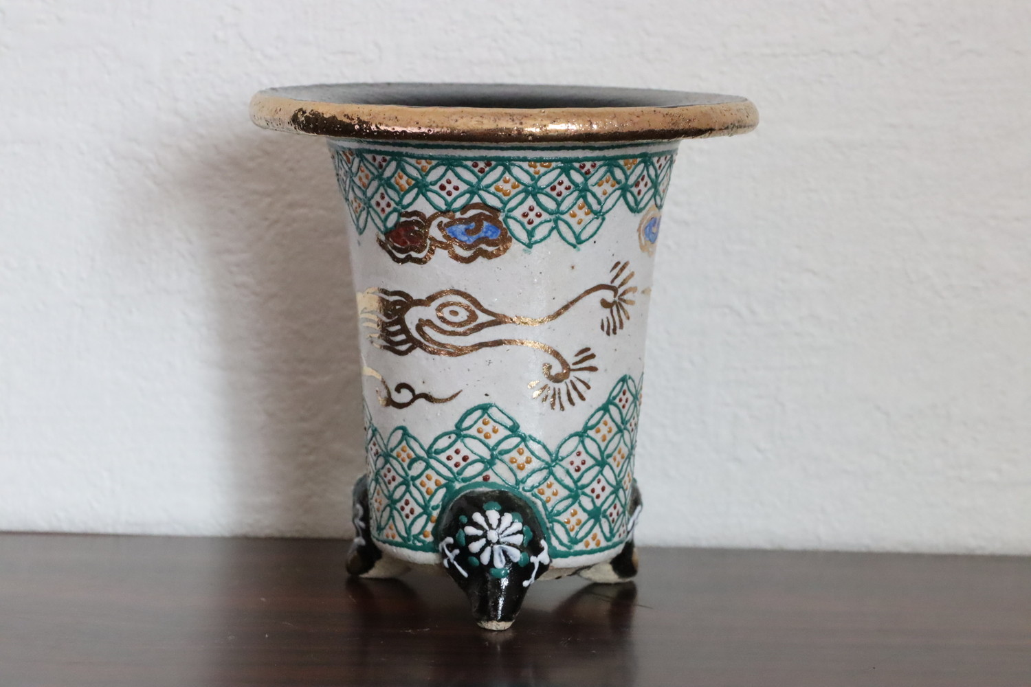 豊明園 / 2042,白地七宝古代金竜 万年青楽鉢 外形約9.7cm 利山サイン