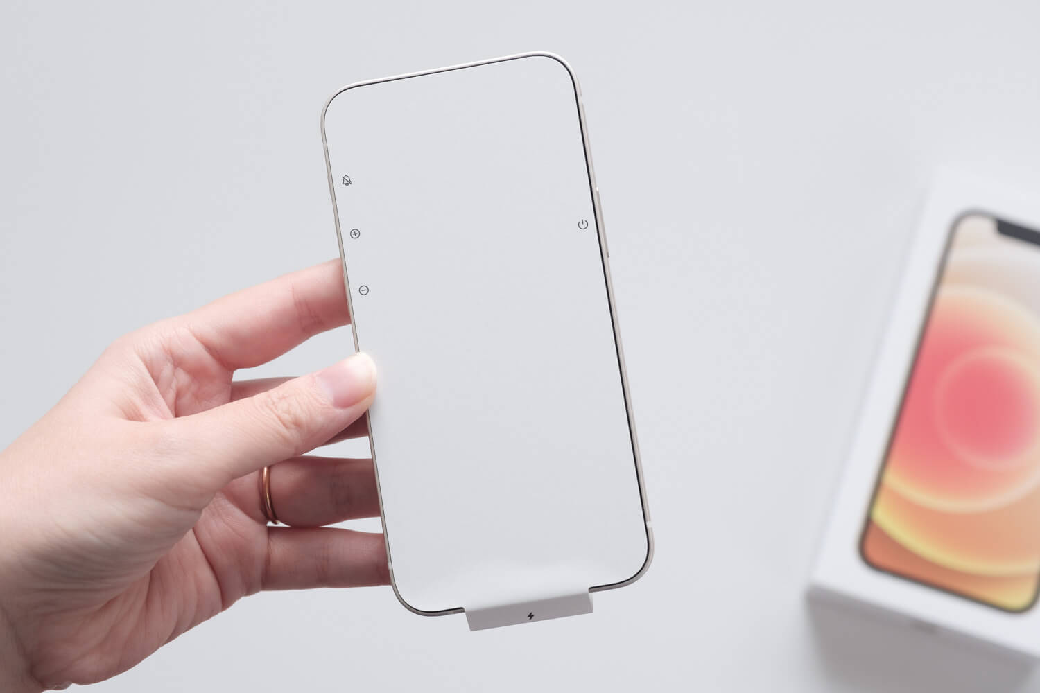 開封レビュー】iPhone 12 miniのホワイトは優しい色合いが魅力！小さく