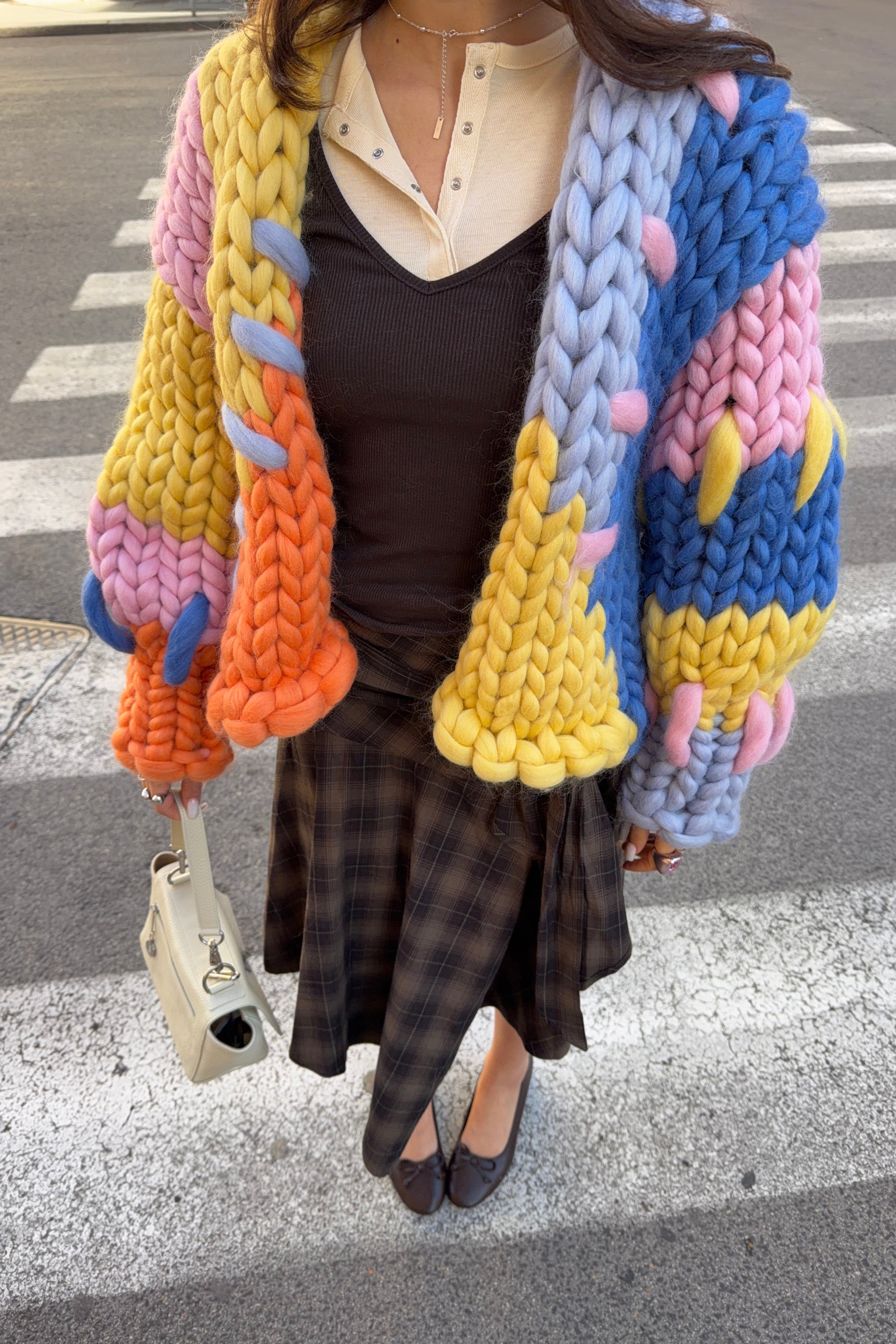 カラフルな巨大ニットカーディガン | ホープ・マコーレー – Hope Macaulay