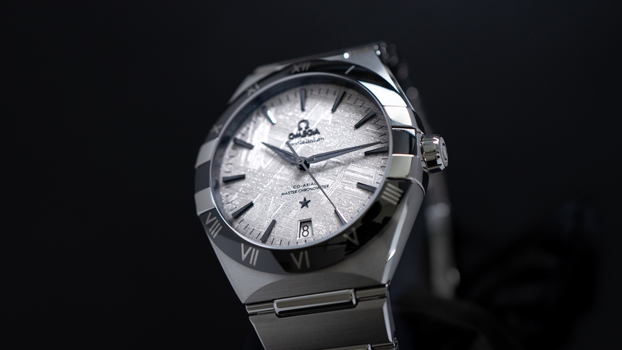 本物の鉄隕石を使ったメテオライトダイアルを採用｜オメガ コンステ