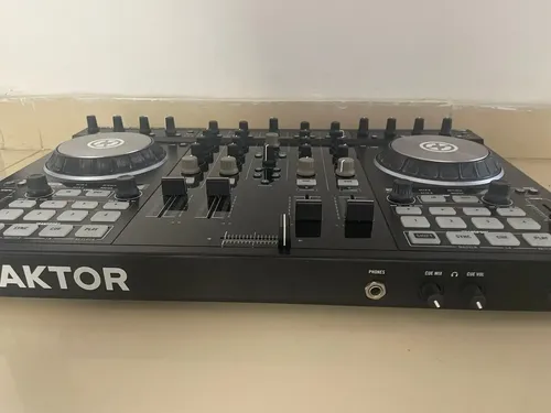 Controlador DJ Native Instruments Traktor Kontrol S4 MK2 preto da