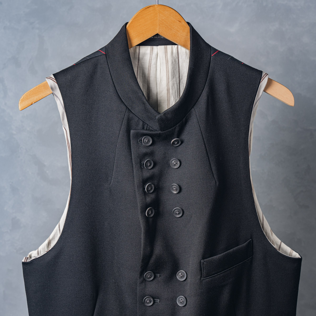 ヨウジヤマモト24年秋冬 スタンドカラー24ボタンベスト | HUES 福岡