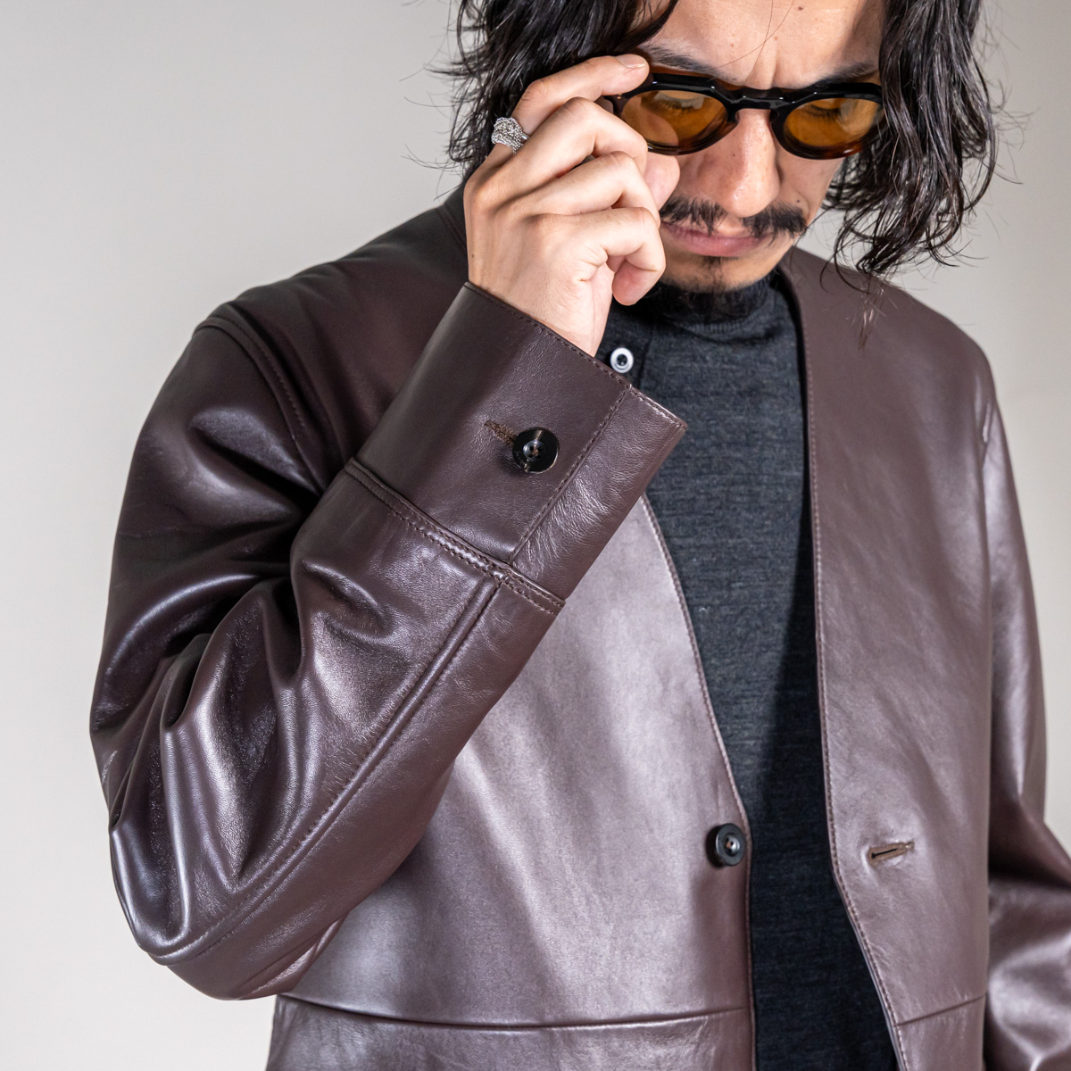 イレニサのレザーノーカラージャケット | HUES 福岡セレクトショップ