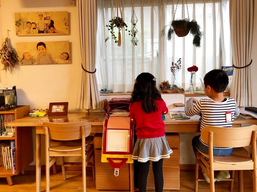 アクタスの学習机がおしゃれママたちから選ばれるワケ！リビングにも