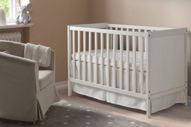 白が映えるイケアのベビーベッド♡ 柵の取り外しから周辺グッズまで