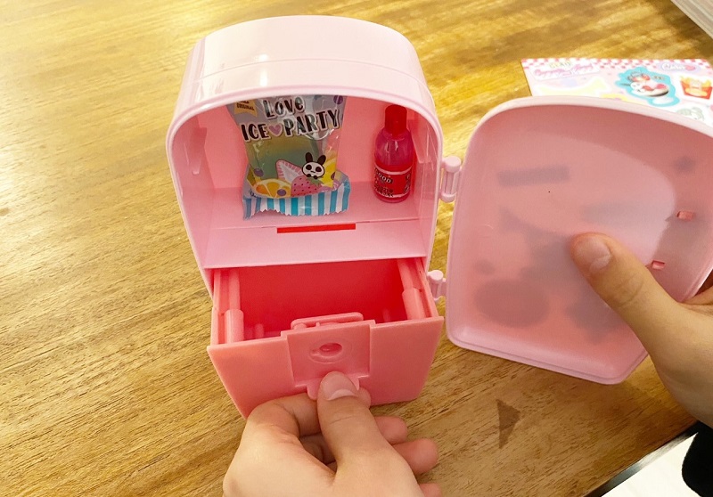 遊び心たっぷり♡冷蔵庫型貯金箱のカギは、まさかのあのアイテム
