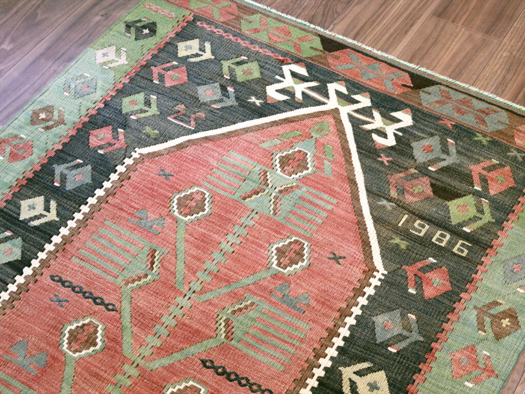 年号の織り込まれたキリムとラグ – キリム専門店 ガラタバザール