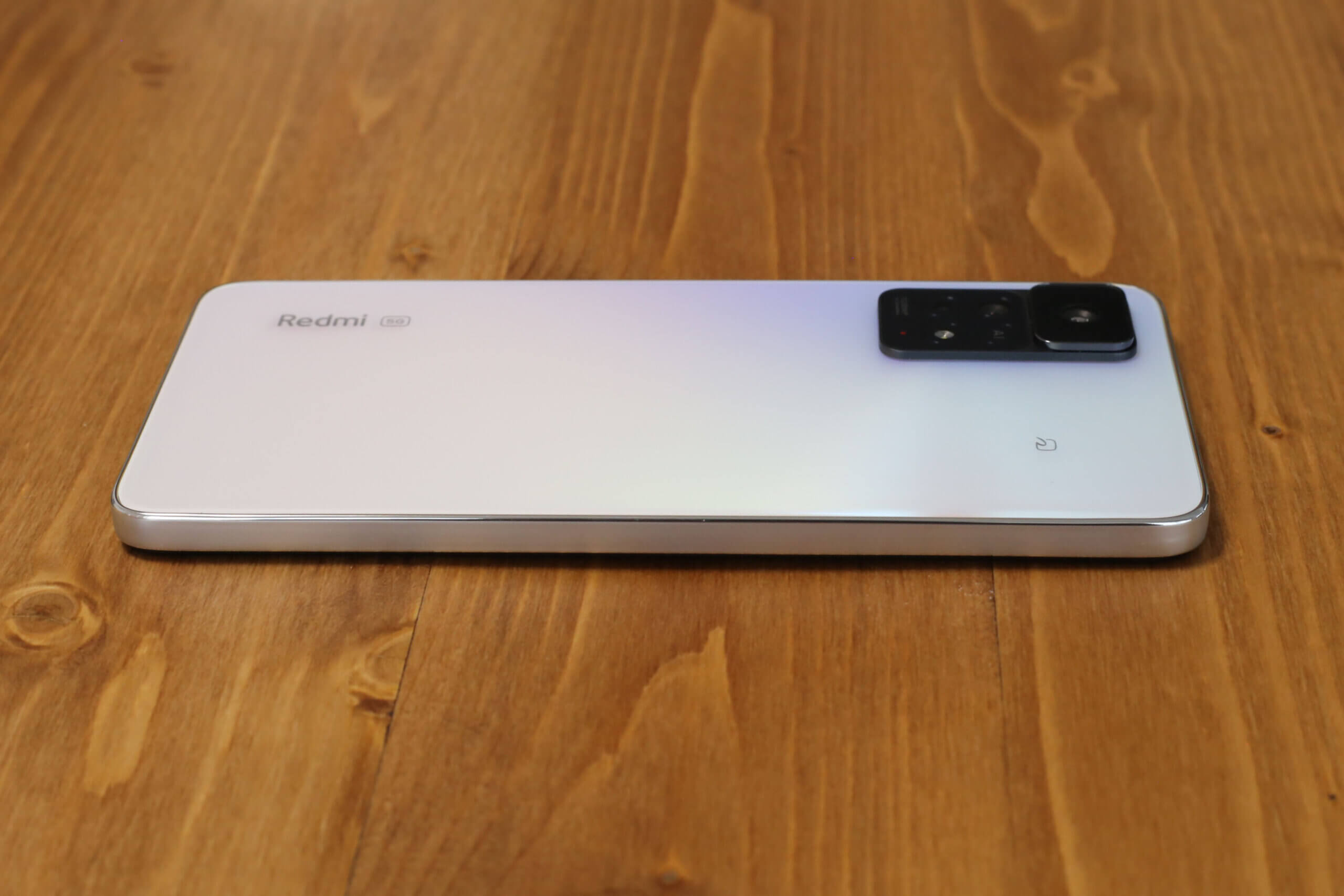 Xiaomi Redmi Note 11 Pro 5Gのポーラーホワイトとアトランティック