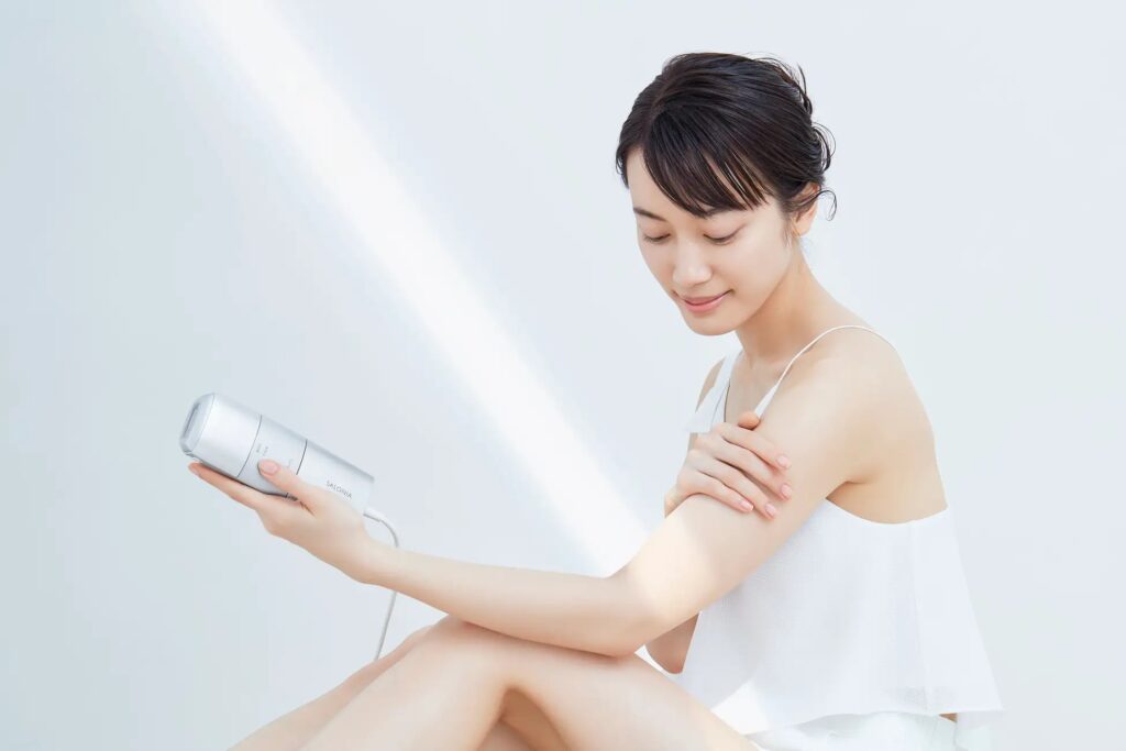 SALONIA初の光美容器は、サロン級“最大約16J”出力なのに低刺激！夏の肌