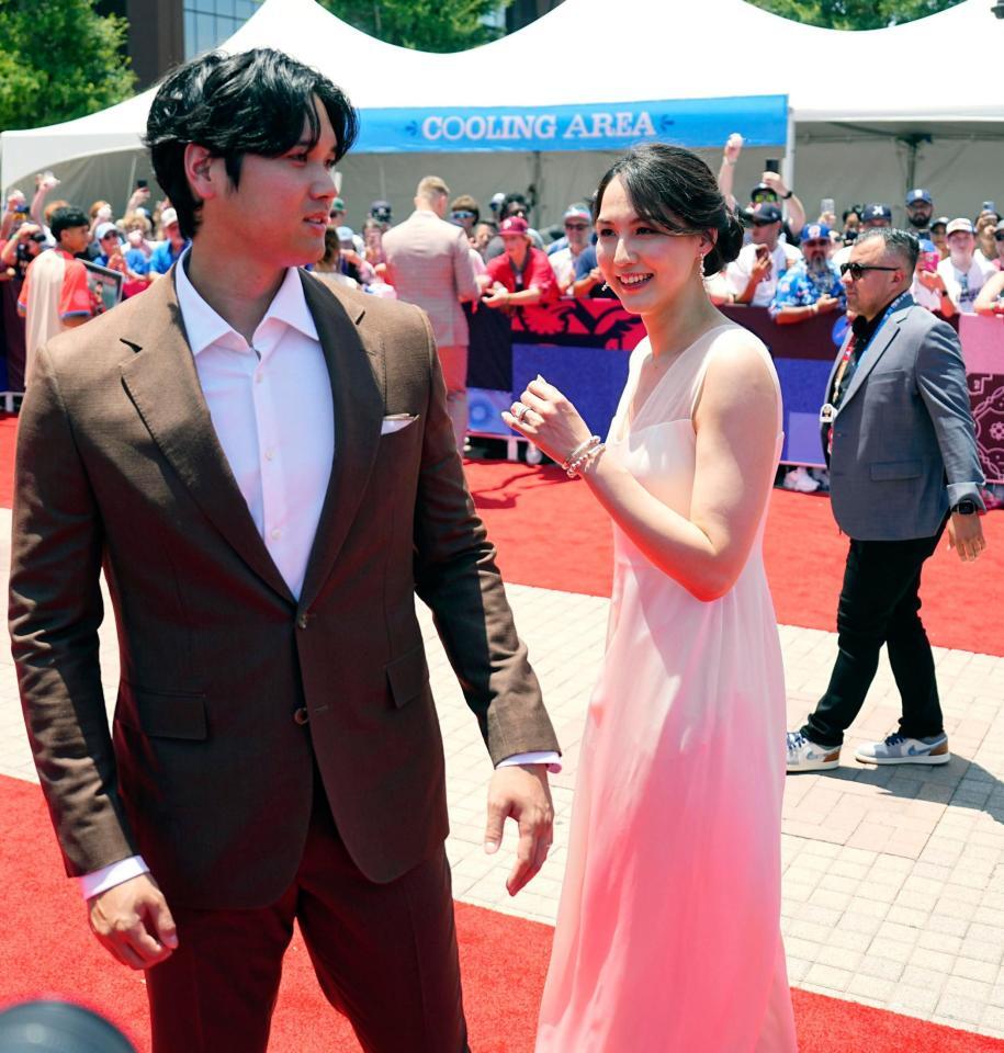 大谷翔平＆真美子夫人 レッドカーペットでも見せた配慮 撮影入るとスッ
