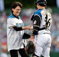 スタルヒン氏長女ナターシャさん始球式/カープ/デイリースポーツ online