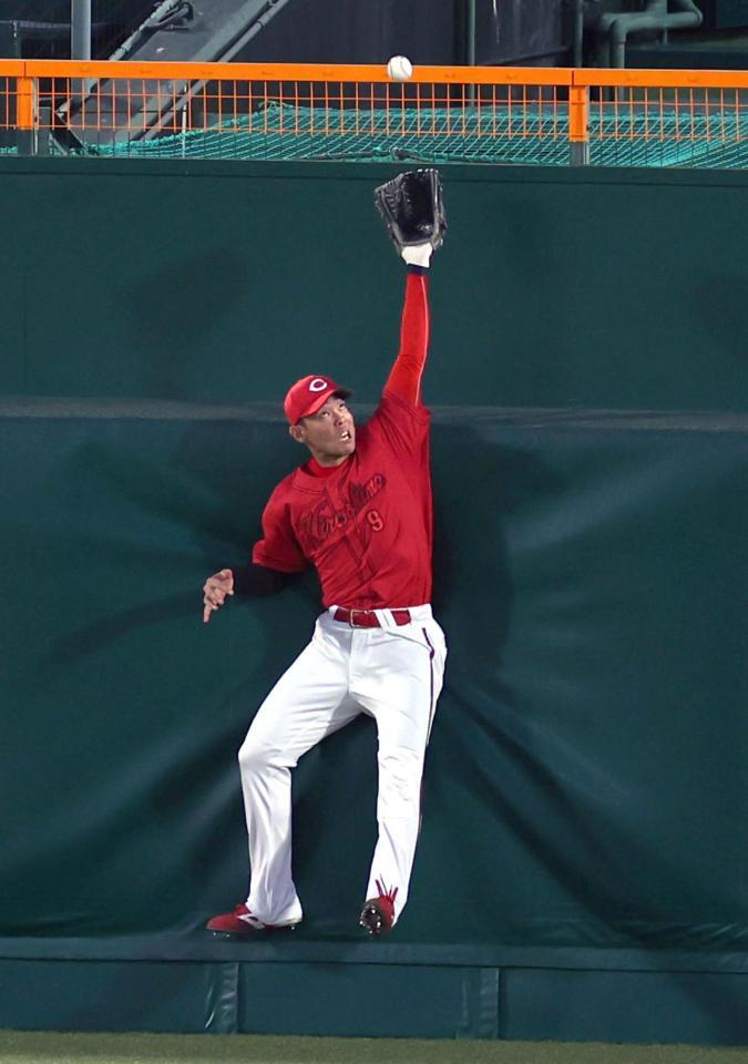 広島・秋山がフェンス激突の好守備 佐藤輝の本塁打性の打球を