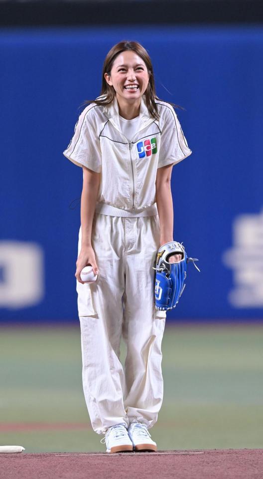 川口春奈が始球式 登場にどよめき、両軍選手も釘付け ドアラが