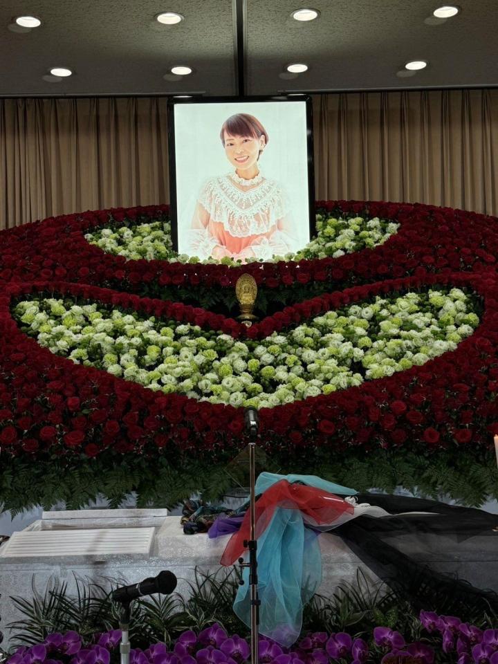 門倉有希さん告別式 「さようなら、有希」弔辞後には大ヒット曲「ノラ