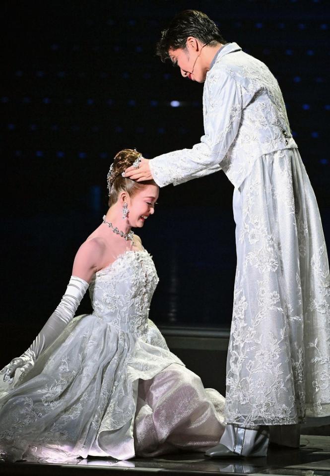 宝塚 星組「記憶にございません！」礼真琴主演で三谷幸喜作品を舞台化