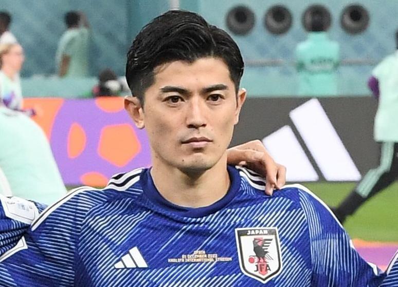 谷口彰悟 赤黒の新ユニ披露 背番号はW杯と同じ3「似合ってる