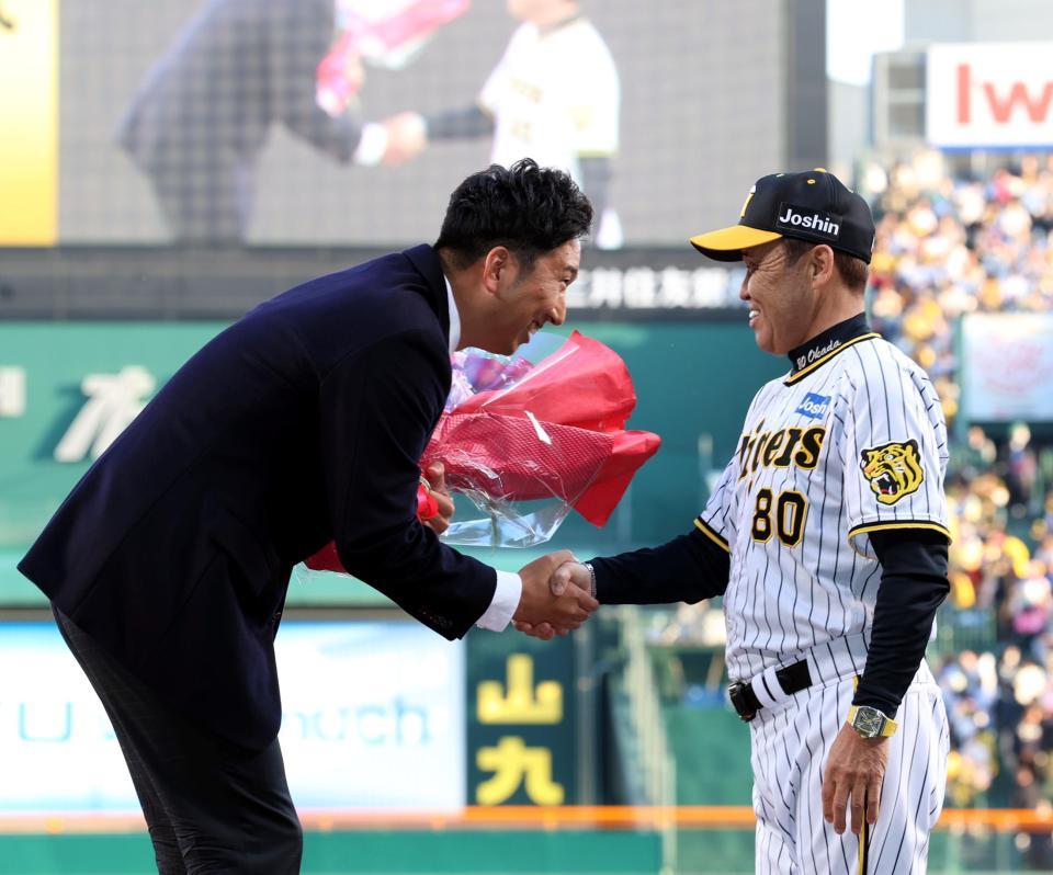 藤川球児氏 名球会ブレザー授与式で岡田監督、高津監督から花束「非常