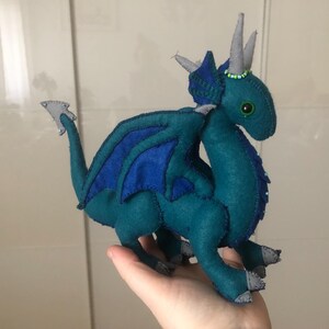 西のドラゴン。フェルトで作るDIYのぬいぐるみ。裁縫の型紙と作り方