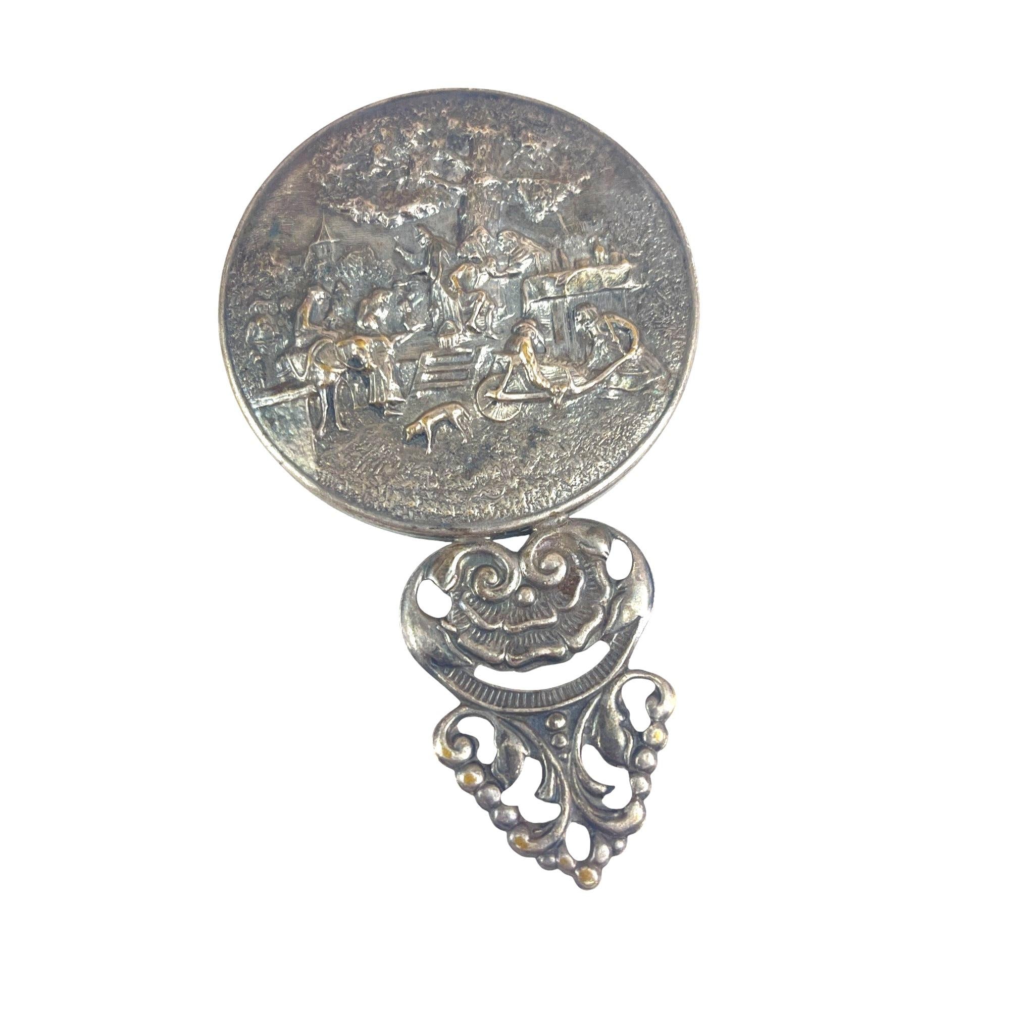 装飾的なハンドルと詳細なシーンの彫刻が施されたアンティークシルバー