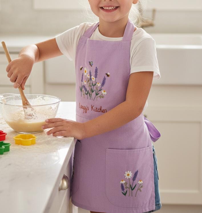 ラベンダーデイジーとミツバチの手刺繍入り子供用エプロン、子供の名前
