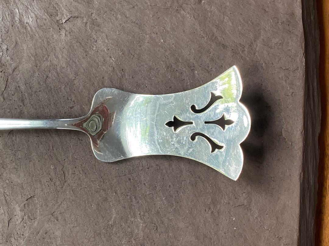 アンティークシルバープレート、ソリッドピアスワッフルサーバー、FAIR