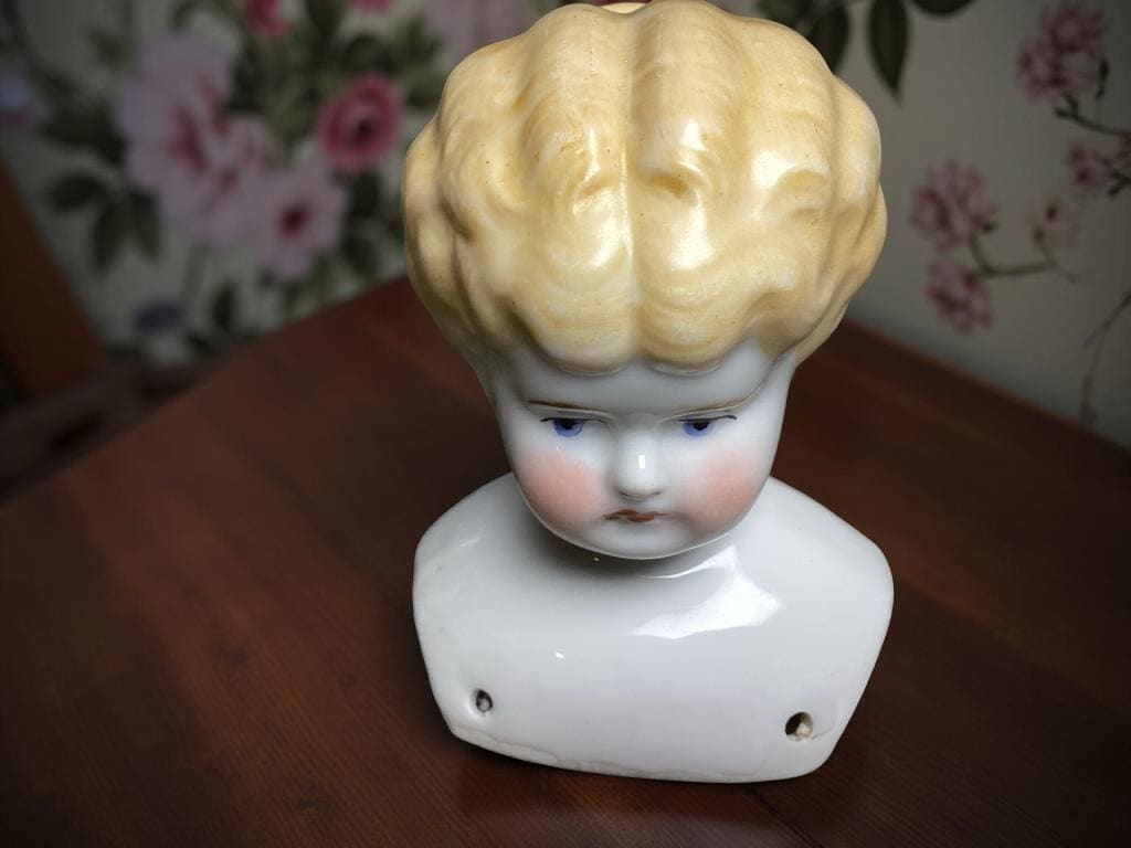 アンティークのドイツ製ブロンドチャイナヘッドドール – 繊細な女性的