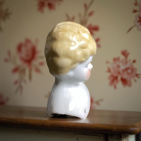 アンティークのドイツ製ブロンドチャイナヘッドドール – 繊細な女性的