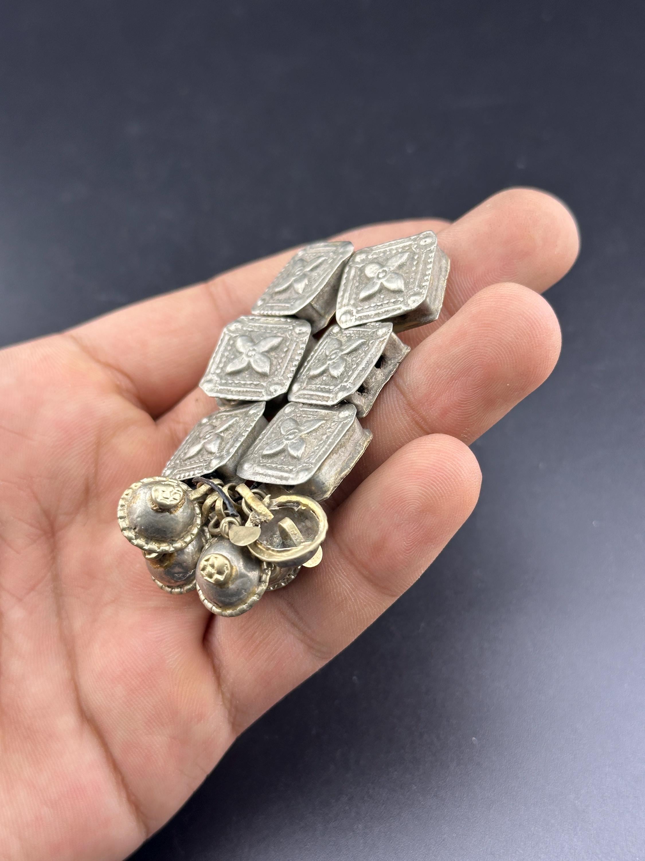 アフガニスタン産の手作りアンティーク シルバー ビコーン ビーズ