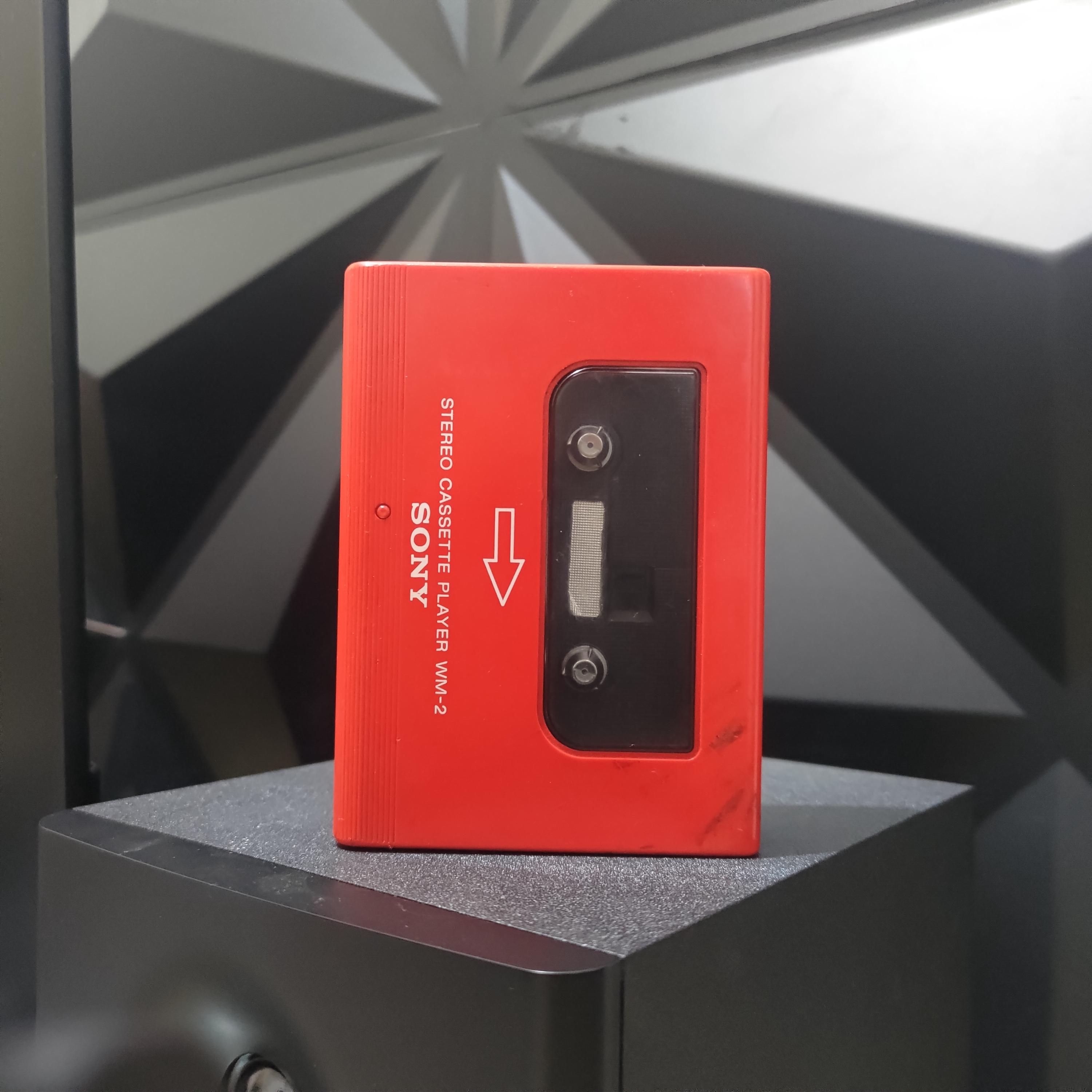 カセットテーププレーヤー：ソニー ウォークマン WM-2 レッド