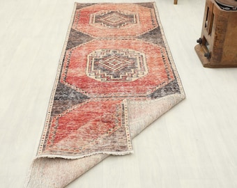 手作りトルコ製ウシャックランナーラグ：ヴィンテージウール、レッド