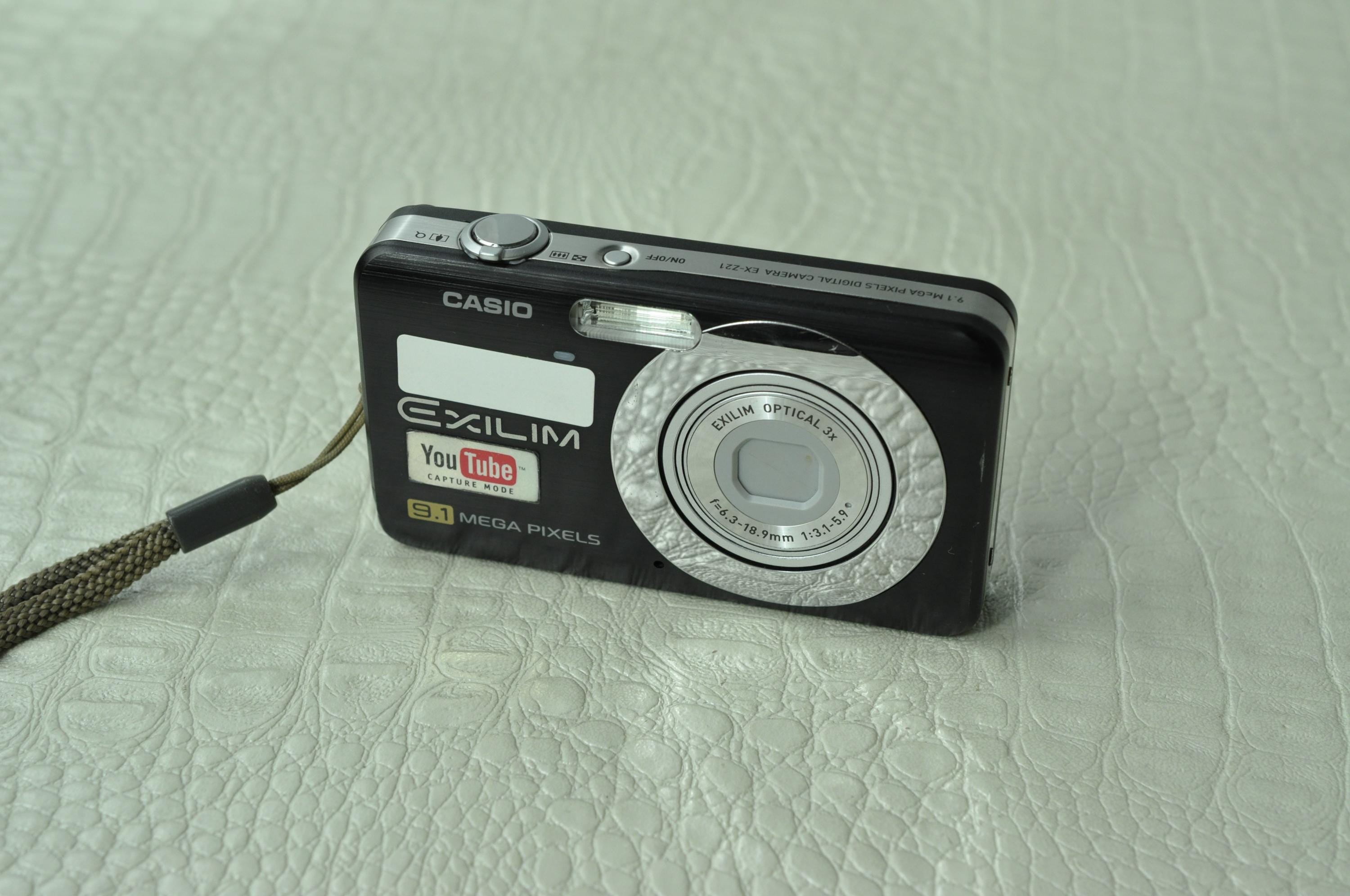 Casio Exilim EX-Z21 Digital Camera - 9.1 Mega Pixels + Memory Card