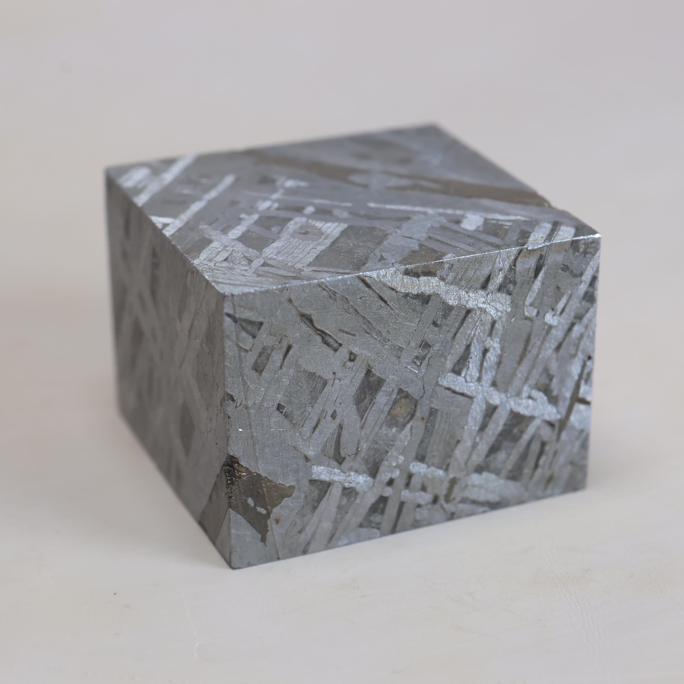 119g ムオニオナルスタ鉄隕石標本: 天然ウェステンデン パターン