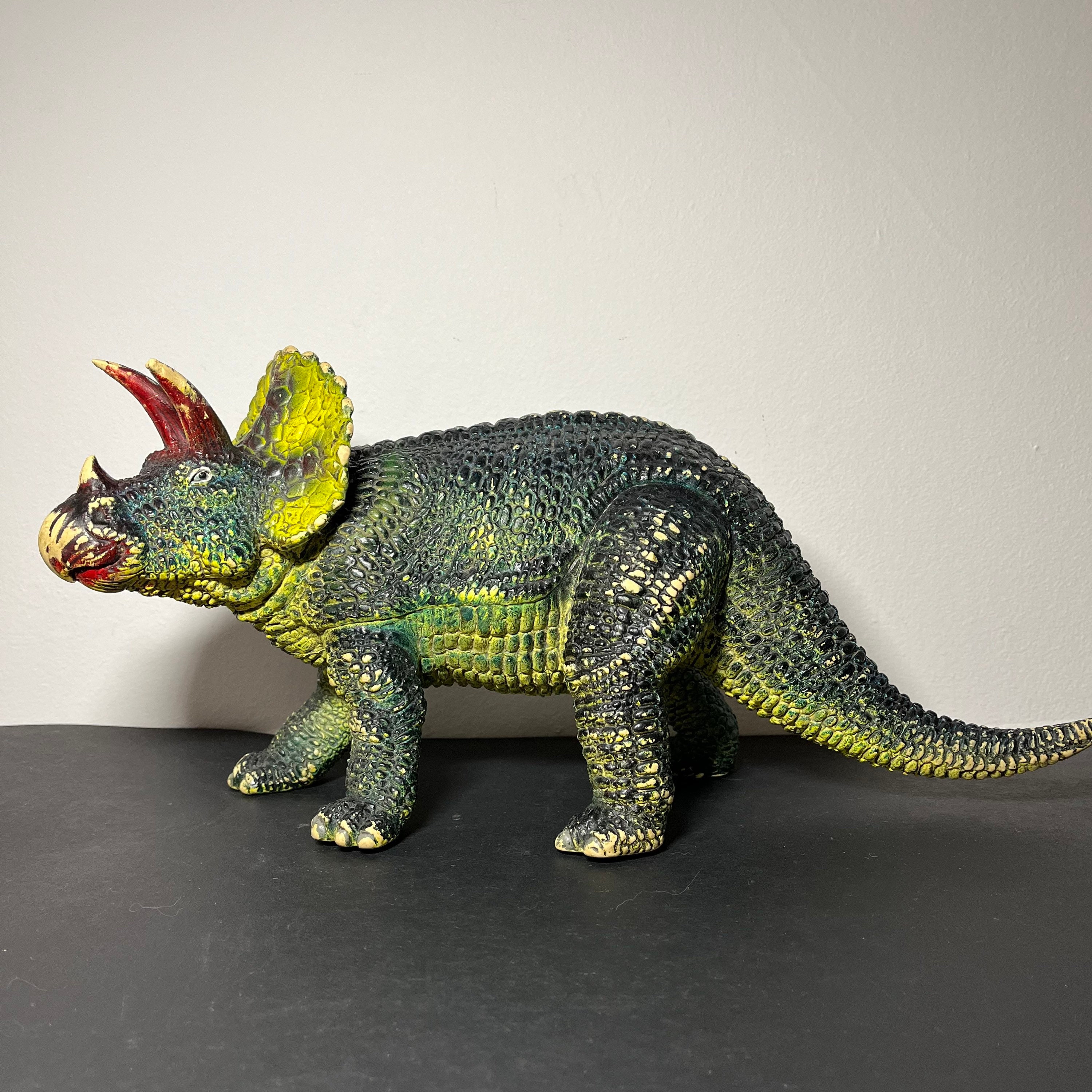 1980 年代のヴィンテージ AAA トリケラトプス ゴム製おもちゃ恐竜