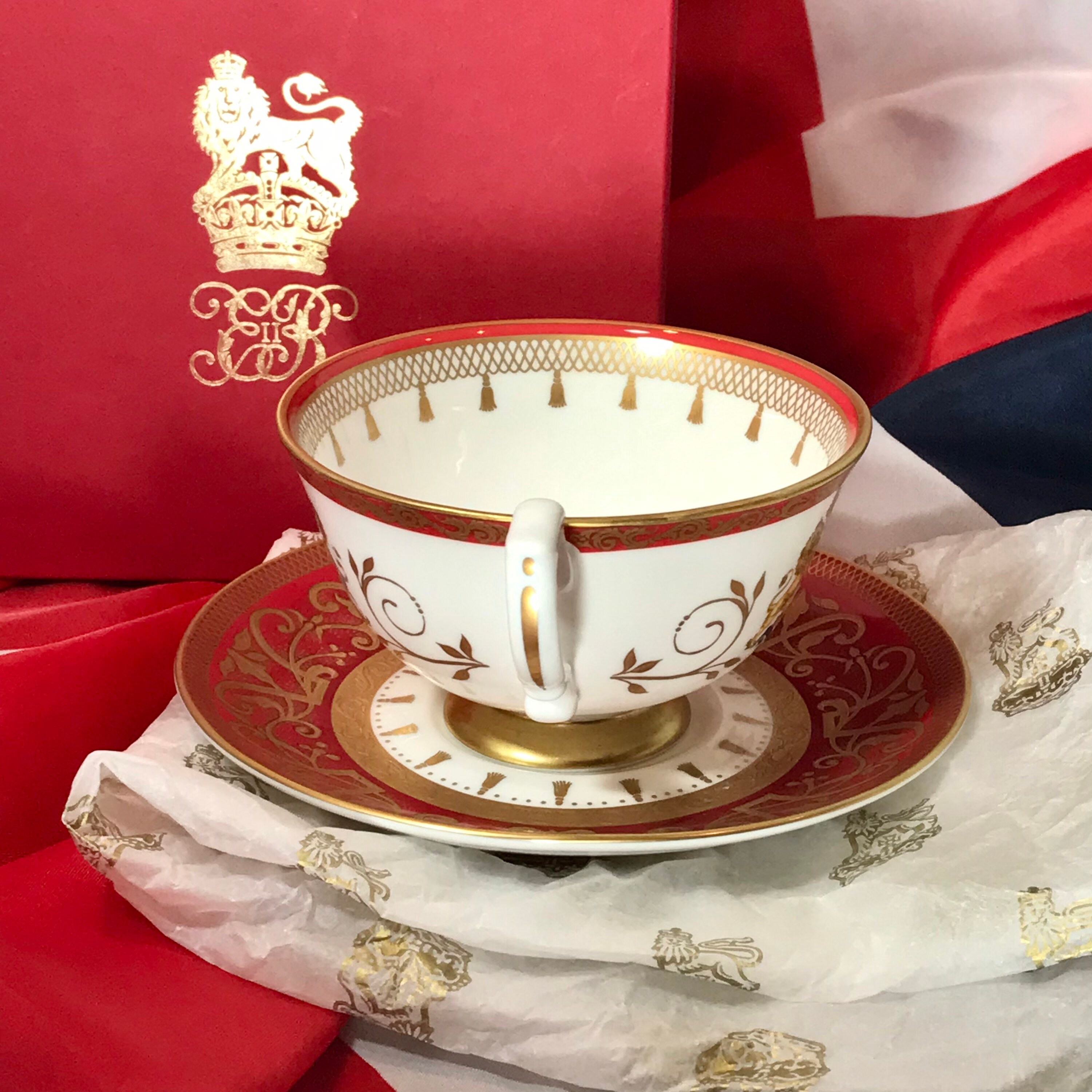エリザベス2世女王 ティーカップ＆ソーサー：60周年記念、紋章入り、22