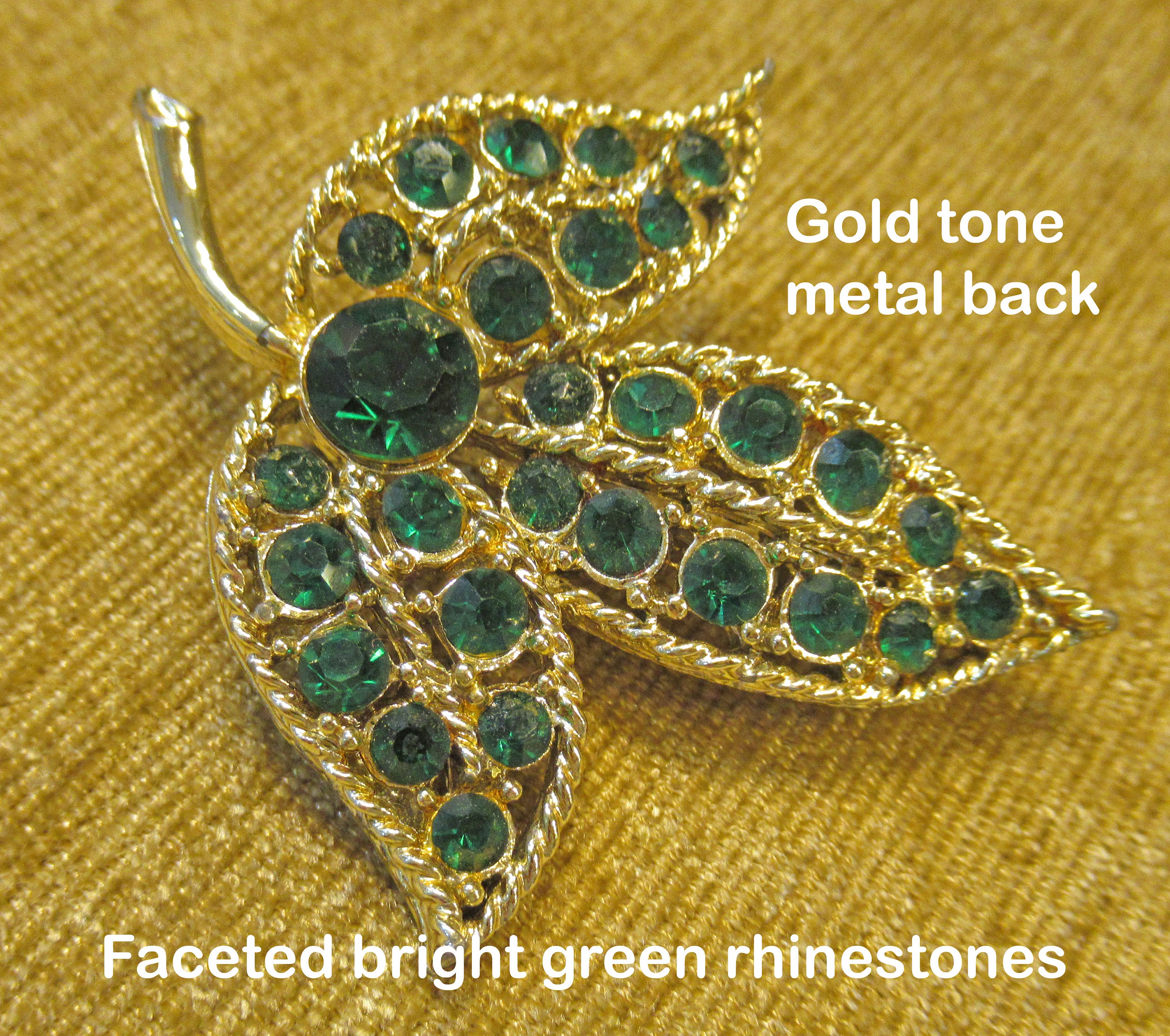 明るいグリーンのラインストーンの葉のブローチ。聖パトリックの日や