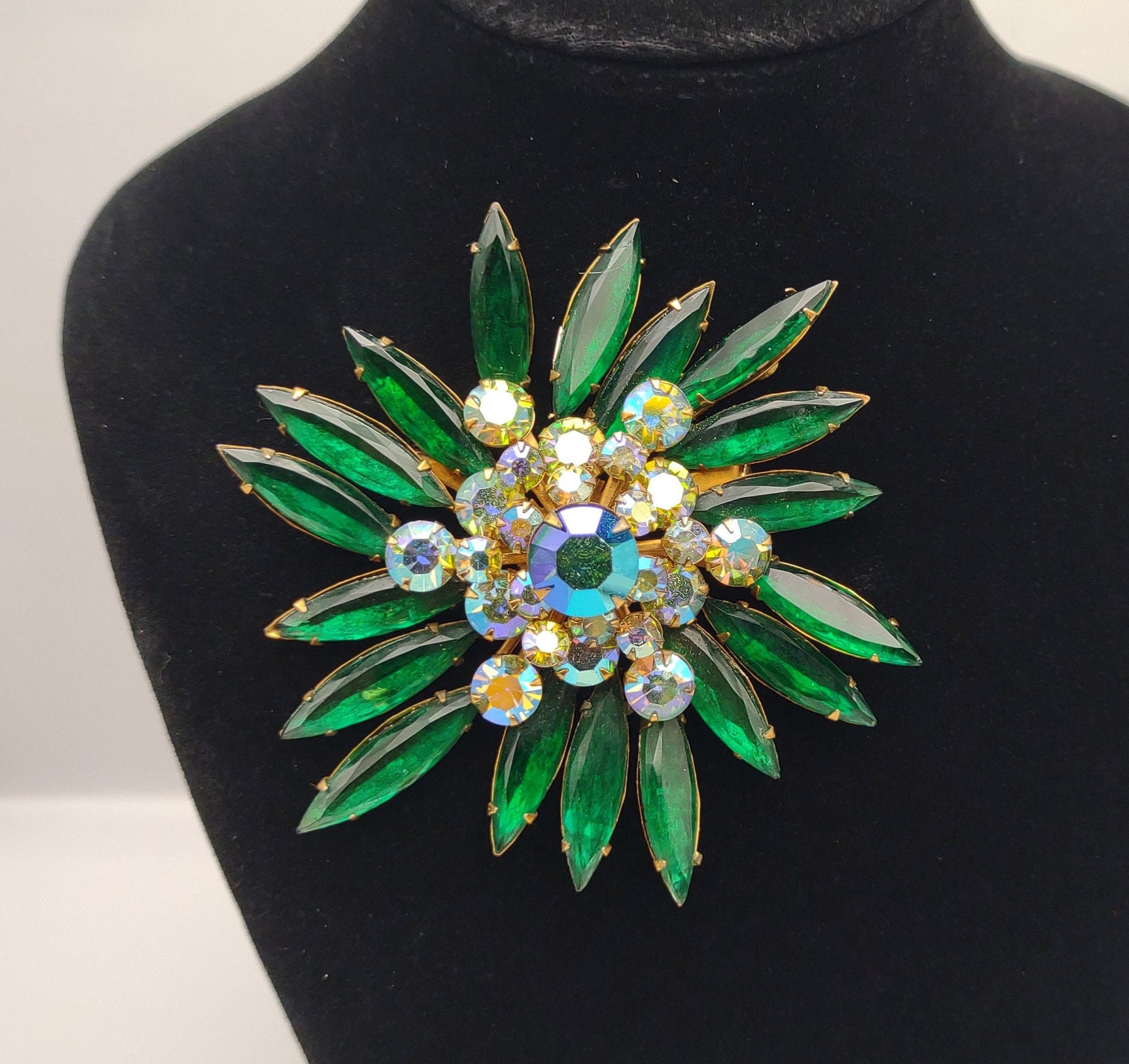 Vintage 1960s Juliana Style Brooch – Green Rhinestone Cluster Pin