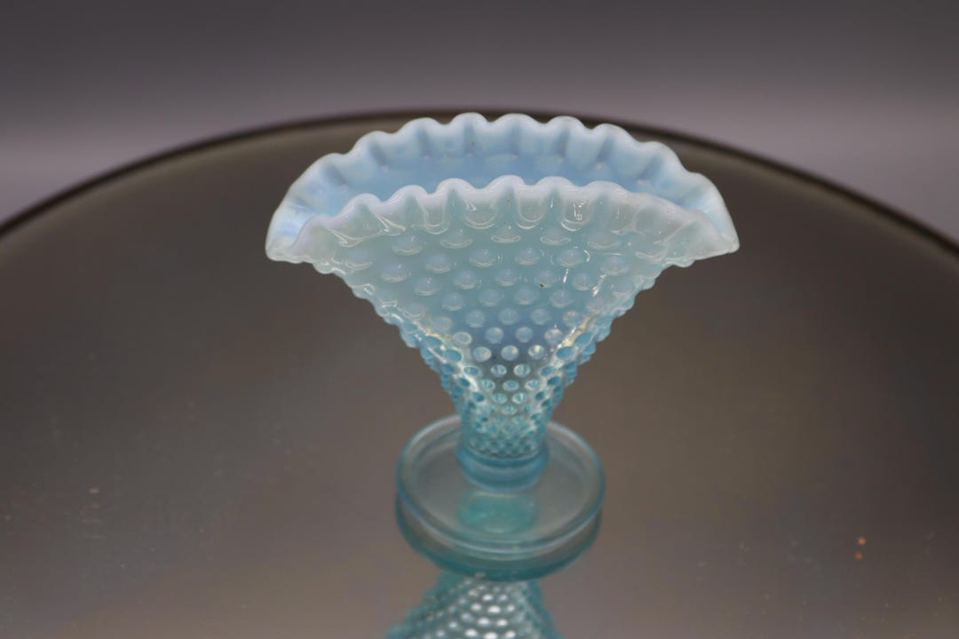 ヴィンテージ フェントン ブルー オパールセント ホブネイル フリル