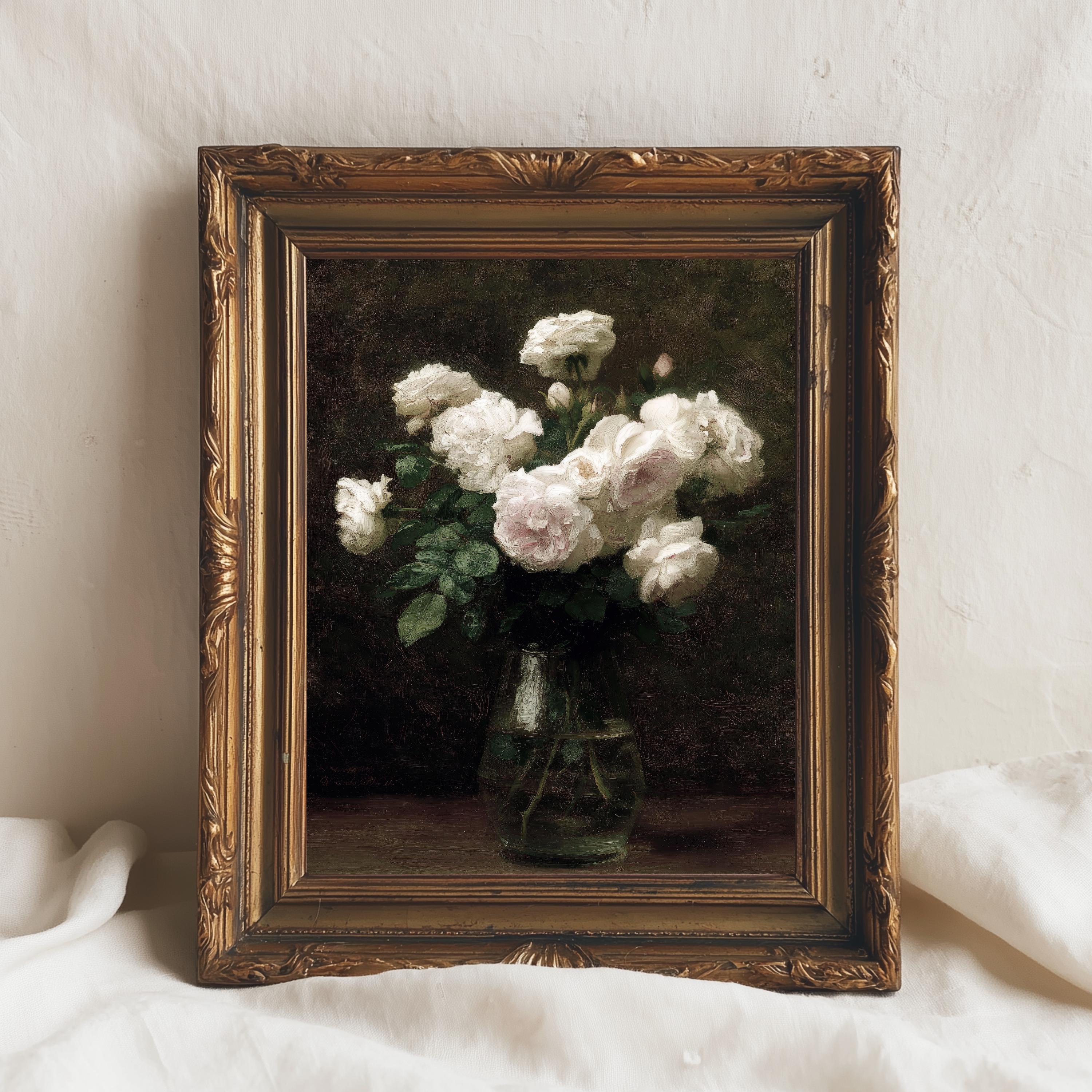 ガラスの花瓶に入った白いガーデンローズ｜ヴィンテージフローラル