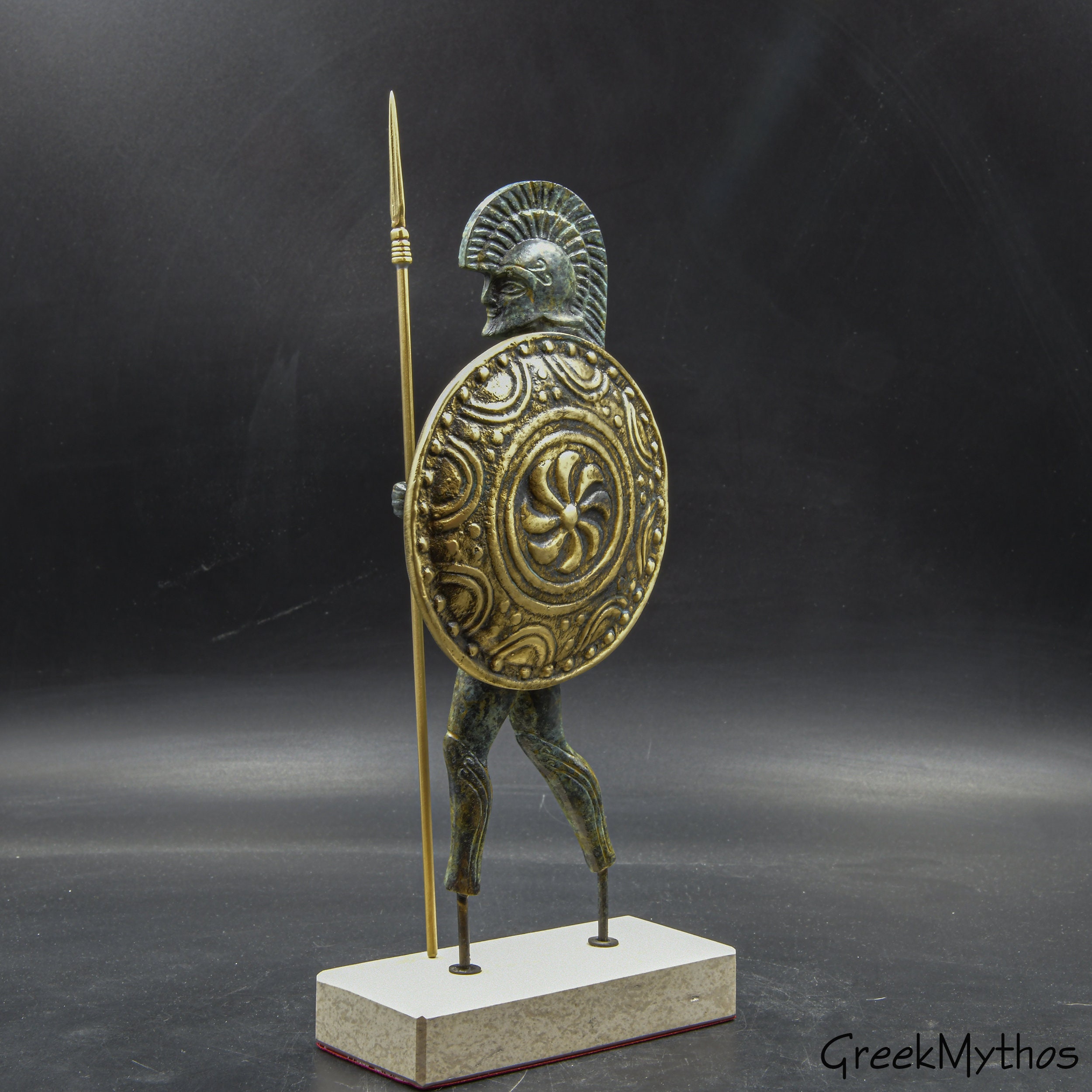 古代ギリシャのスパルタ戦士像（兜、盾、槍を装備）、ブロンズ金属彫刻