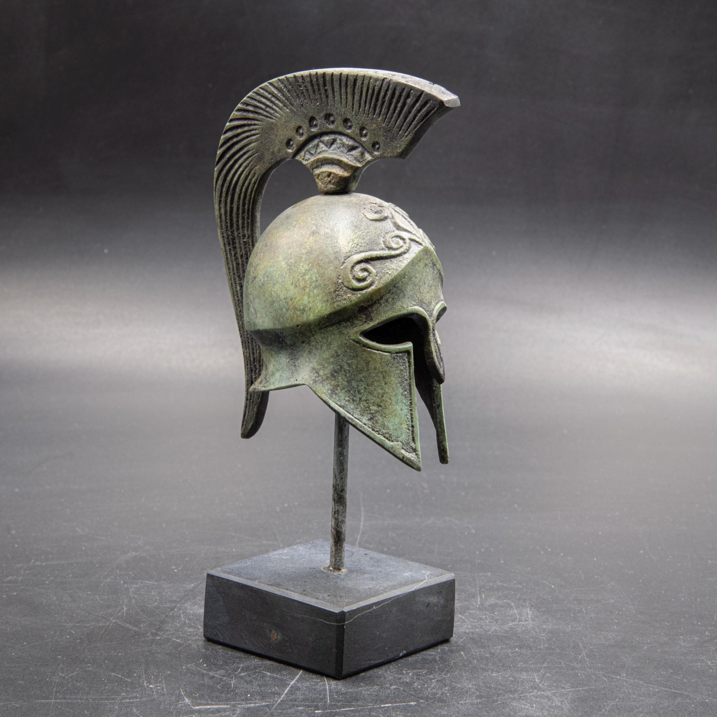 古代ギリシャのスパルタの青銅製兜（紋章付き）、戦争用兜の博物館